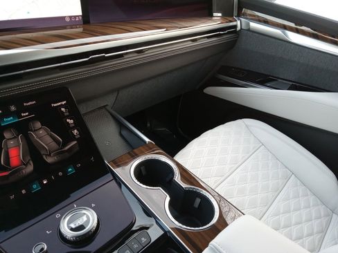 Used 2026 Cadillac Escalade Platinum Sport w/ LPO, ONYX Package image 21