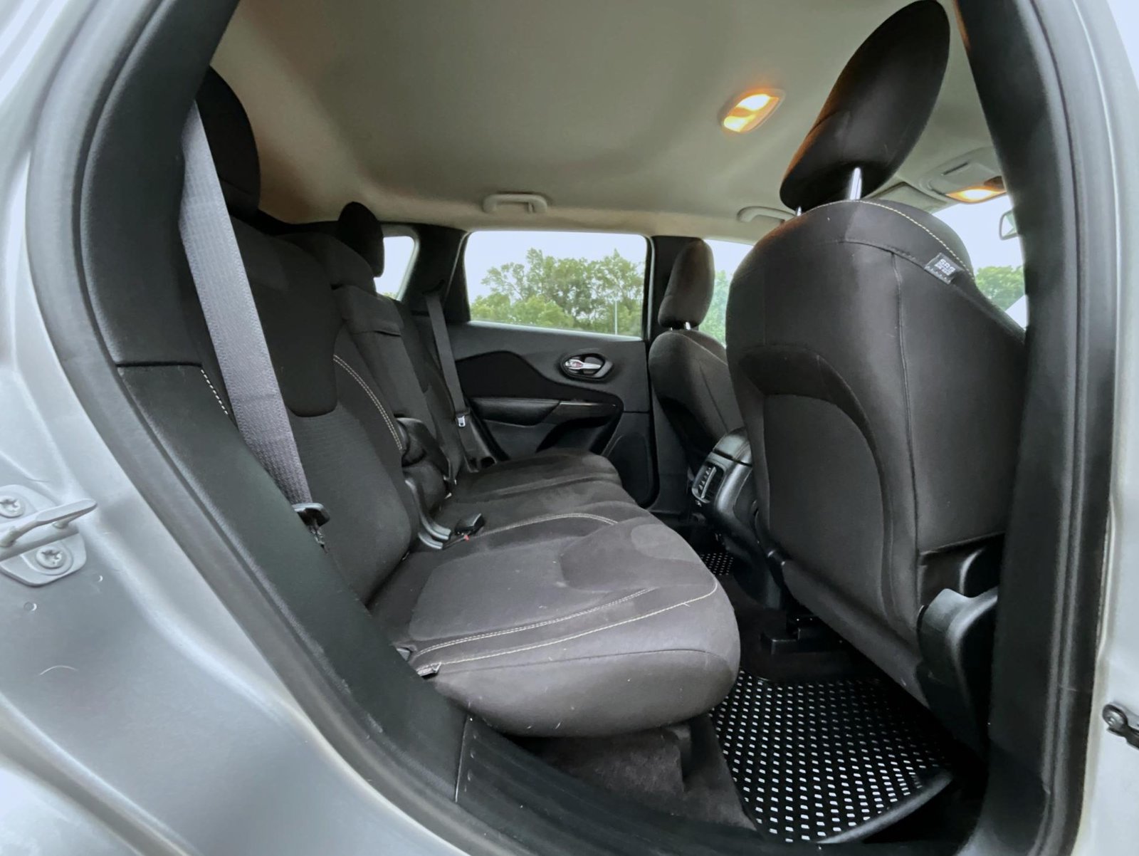 Used 2016 Jeep Cherokee Latitude w/ Cold Weather Group FWD image 20
