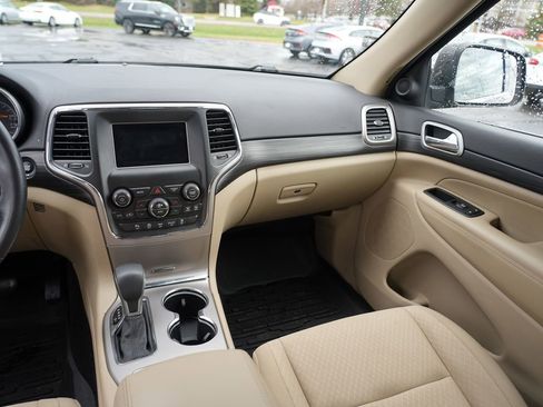 Used 2019 Jeep Grand Cherokee Laredo AWD/4WD image 21