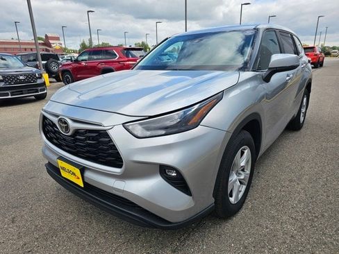 Used 2024 Toyota Highlander LE image 2