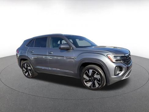 Used 2025 Volkswagen Atlas Cross Sport SE image 2