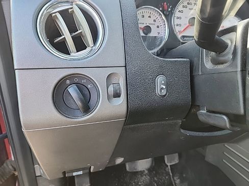 Used 2005 Ford F150 XLT AWD/4WD image 13