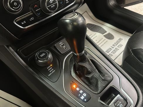 Used 2022 Jeep Cherokee Latitude Lux w/ Sun & Sound Group image 22