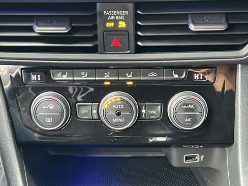 Used 2019 Volkswagen Jetta SEL w/ Cold Weather Package FWD image 28