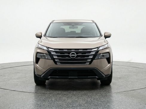 Used 2025 Nissan Rogue SV image 2