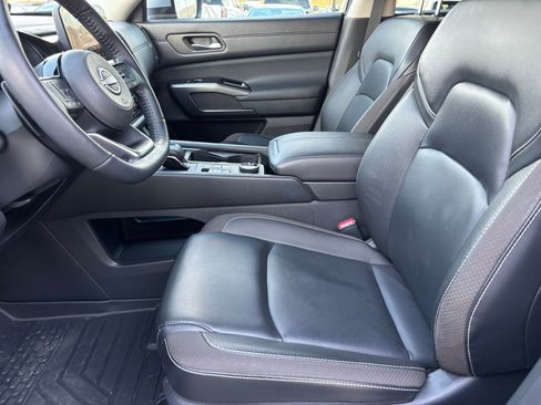 Used 2024 Nissan Pathfinder SL image 13