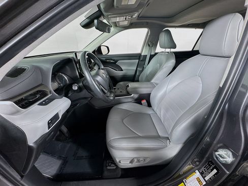 Used 2022 Toyota Highlander XLE AWD/4WD image 12