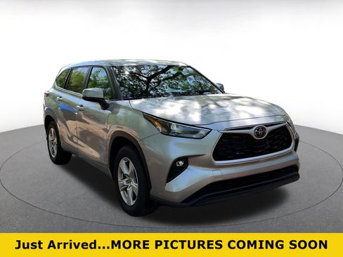 Used 2025 Toyota Highlander LE image 1