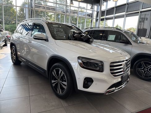 Used 2026 Mercedes-Benz GLB 250 4MATIC image 2