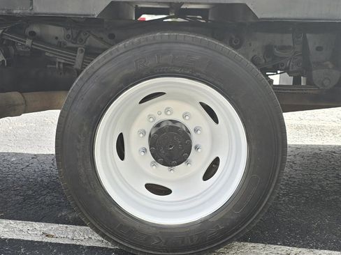 Used 2016 Ford F550 2WD Regular Cab Super Duty image 25