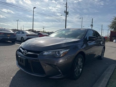 Used 2017 Toyota Camry SE image 4