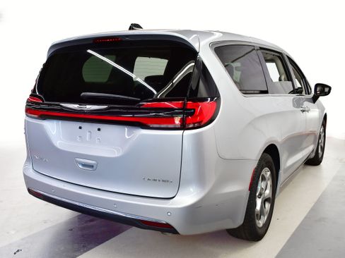 Used 2023 Chrysler Pacifica Touring-L w/ Uconnect Theater Family Group FWD image 7