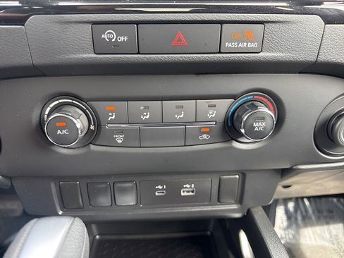 Used 2023 Nissan Frontier SV image 18