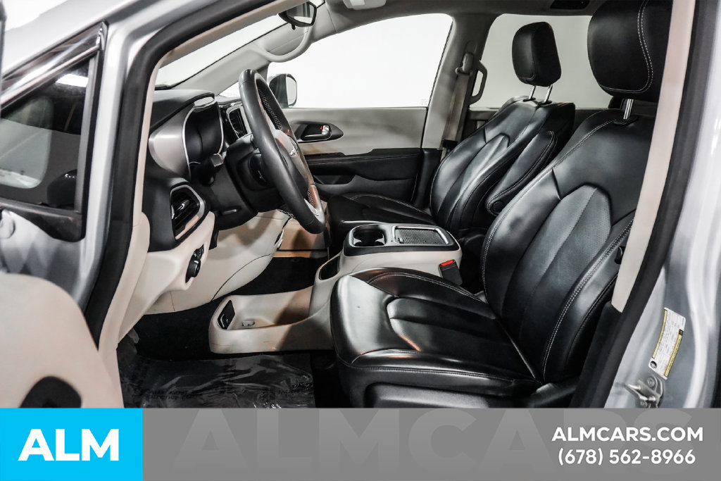 Used 2023 Chrysler Pacifica Touring-L FWD image 16