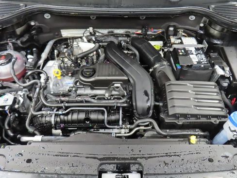 Used 2025 Volkswagen Taos SE image 26