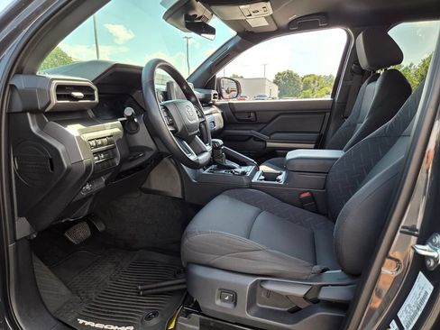 Certified 2025 Toyota Tacoma SR5 AWD/4WD image 5