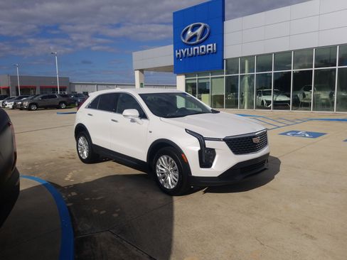 Used 2024 Cadillac XT4 Luxury w/ Cold Weather Package image 1