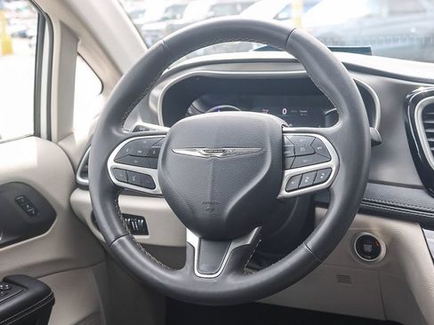 Used 2023 Chrysler Pacifica Touring-L FWD image 18