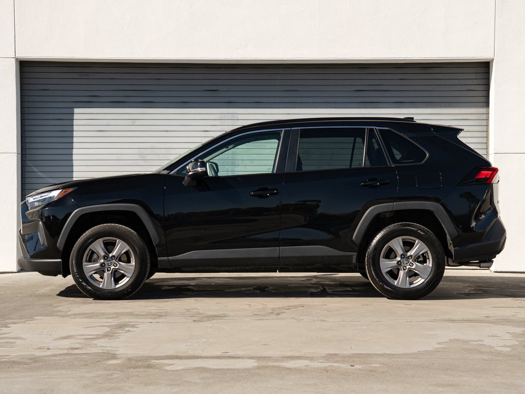 Used 2025 Toyota RAV4 XLE FWD image 2