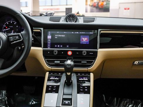 Certified 2025 Porsche Macan image 17