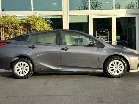 Used 2022 Toyota Prius LE image 3