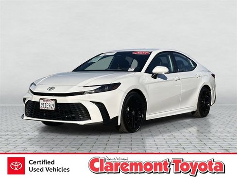 Certified 2025 Toyota Camry SE image 1