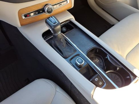 Used 2022 Volvo XC90 T6 Momentum image 25