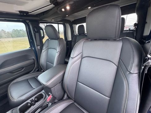 Used 2025 Jeep Gladiator Sport image 11