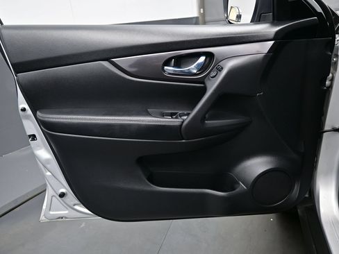 Used 2018 Nissan Rogue SV FWD image 9