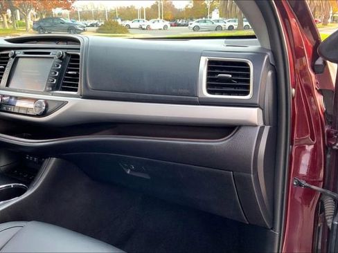 Used 2019 Toyota Highlander XLE image 16