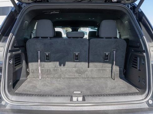 Used 2025 Chevrolet Traverse LT image 15