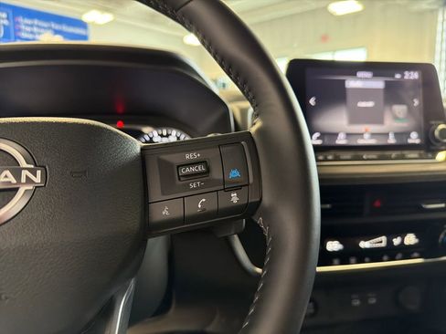 Used 2025 Nissan Rogue SV FWD image 18