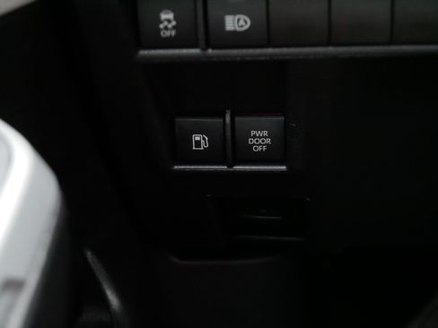 Certified 2025 Toyota Sienna LE FWD image 29