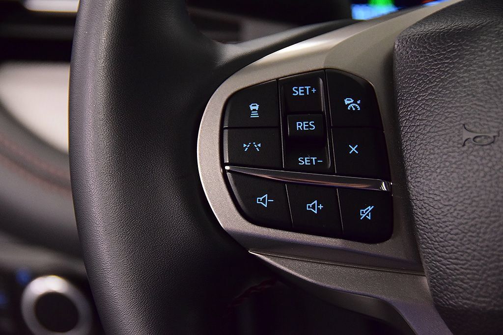 Used 2025 Ford Explorer Active AWD/4WD image 21