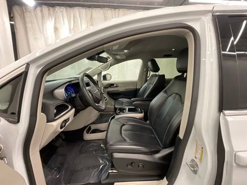Used 2023 Chrysler Pacifica Touring-L FWD image 10