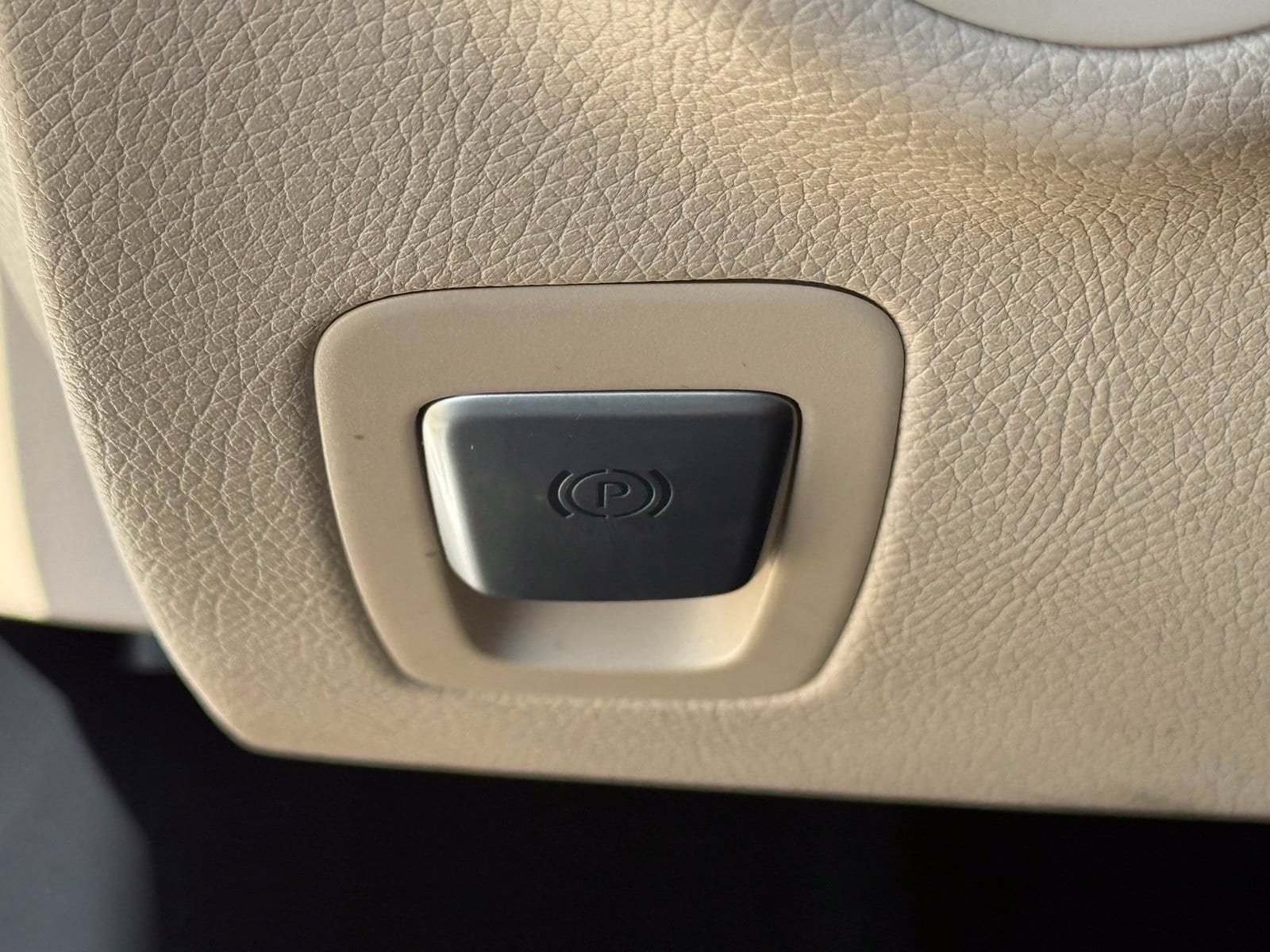 Used 2015 Mercedes-Benz C 300 4MATIC Sedan image 27