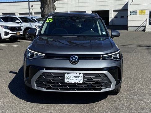 Used 2025 Volkswagen Taos SE w/ Panoramic Sunroof Package image 2