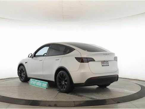 Used 2021 Tesla Model Y Long Range image 8