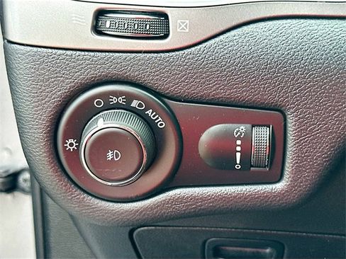 Used 2019 Jeep Cherokee Latitude w/ Cold Weather Group image 10