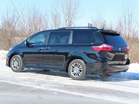 Used 2019 Toyota Sienna XLE image 4
