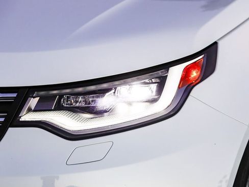 Used 2024 Land Rover Discovery S image 5