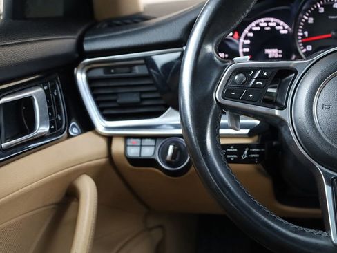Used 2018 Porsche Panamera 4 image 30
