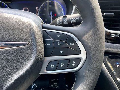 Used 2025 Chrysler Pacifica Select FWD image 19