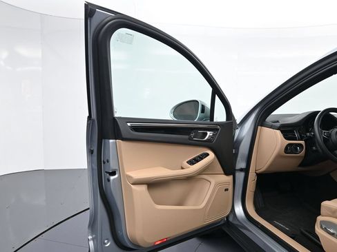 Used 2026 Porsche Macan AWD/4WD image 16