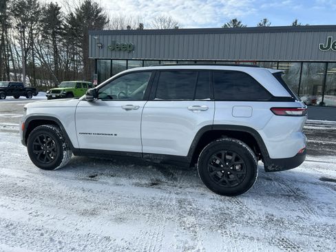 Used 2025 Jeep Grand Cherokee Altitude image 15