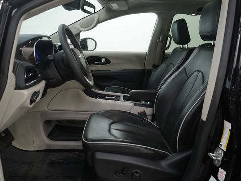 Used 2024 Chrysler Pacifica Limited image 15