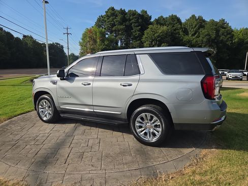 Used 2025 GMC Yukon Denali AWD/4WD image 3