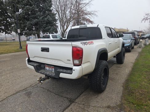 Used 2016 Toyota Tacoma TRD Off-Road image 5
