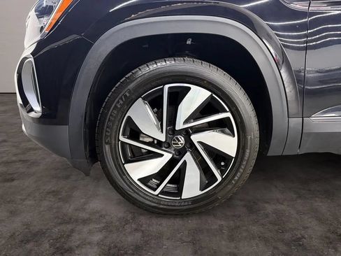 Used 2025 Volkswagen Atlas SE AWD/4WD image 9