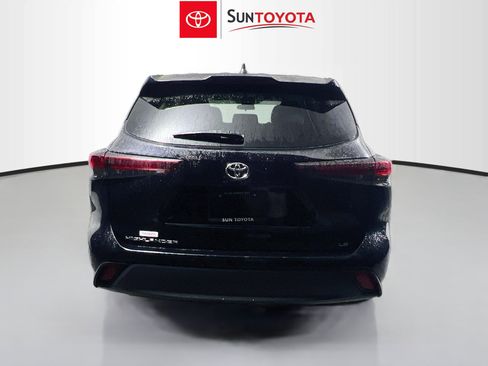 Used 2024 Toyota Highlander LE FWD image 5